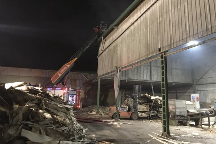 Kontrplak fabrikasında korkutan yangın