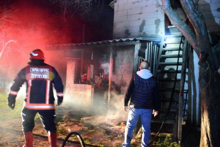 Yangın iki katlı evi kullanılamaz hale getirdi
