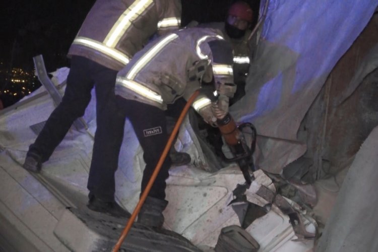 Bursa'da vince &ccedil;arpan TIR devrildi; 1 &ouml;l&uuml;