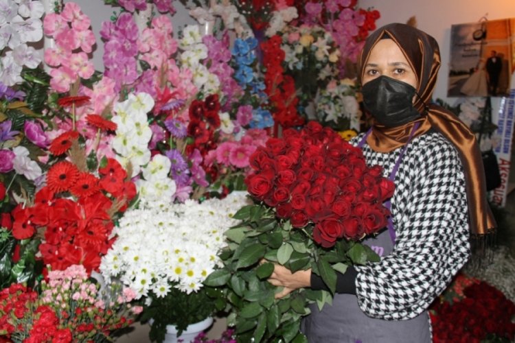 Kırmızı g&uuml;l serada 2,5 lira, &ccedil;i&ccedil;ek&ccedil;ide 20 lira