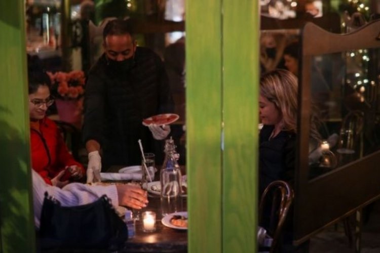 New York'ta restoranlar, sınırlı kapasitede a&ccedil;ıldı