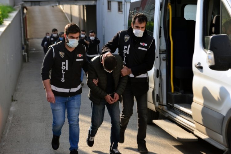 Evlerinin damında silah imalatı yapan ş&uuml;pheliler koleksiyoner olduklarını &ouml;ne s&uuml;rd&uuml;