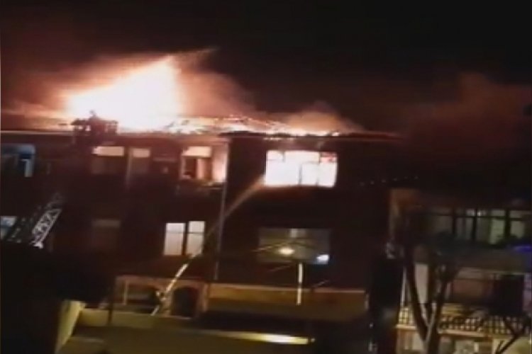 B&uuml;y&uuml;kada'da 3 katlı bina alev alev yandı