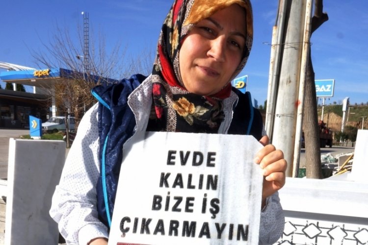 Mezarcı kadın, 'evde kalın' &ccedil;ağrısını b&ouml;yle yaptı