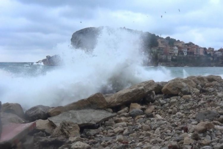Karadeniz'de dev dalgalar oluştu