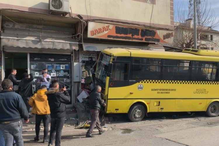 Halk otob&uuml;s&uuml; b&uuml;feye daldı! 1 &ouml;l&uuml;
