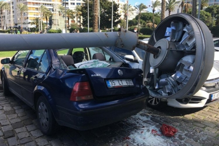Kuvvetli r&uuml;zgar 25 metrelik aydınlatma direğini devirdi