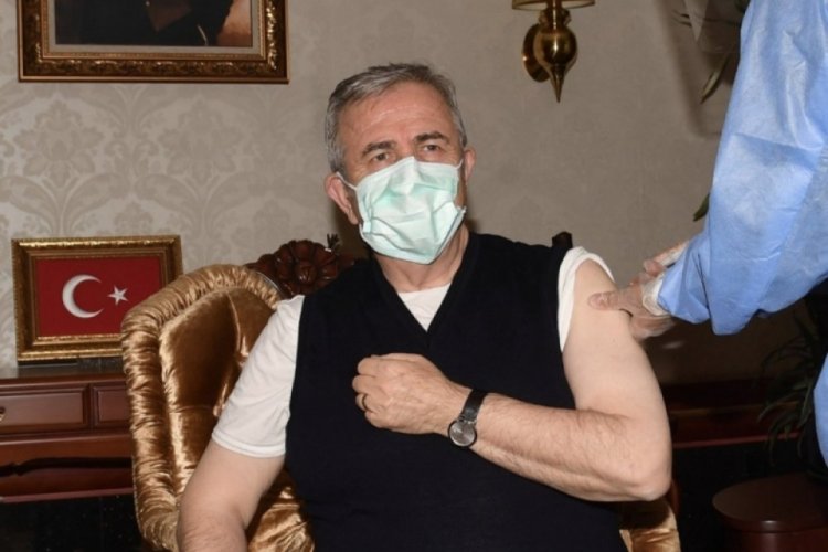 Mansur Yavaş koronavir&uuml;s aşısı oldu