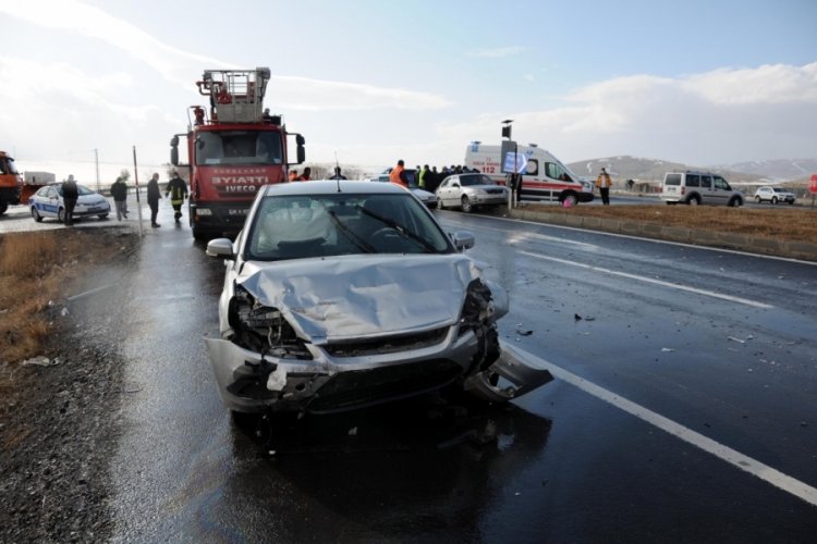 3 otomobilin karıştığı kazada 8 kişi yaralandı