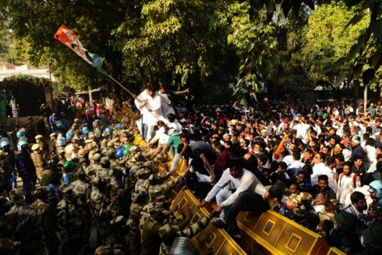 Hindistan'da protestocu &ccedil;ift&ccedil;iler g&ouml;sterilere devam etmekte kararlı