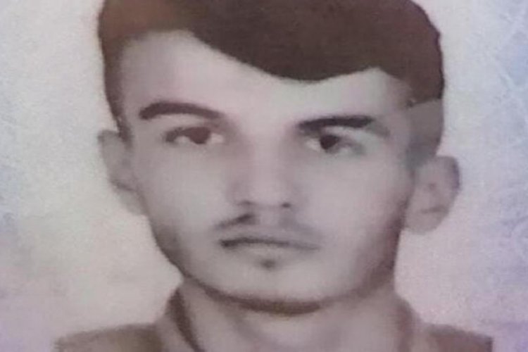 Park halindeki kamyonete &ccedil;arpan s&uuml;r&uuml;c&uuml; &ouml;ld&uuml;