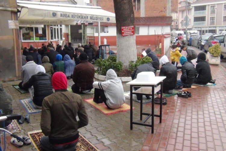 Bursa'da yağmur altında cuma namazını kıldılar