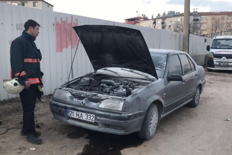 Elazığ'da seyir halindeki ara&ccedil; alev aldı