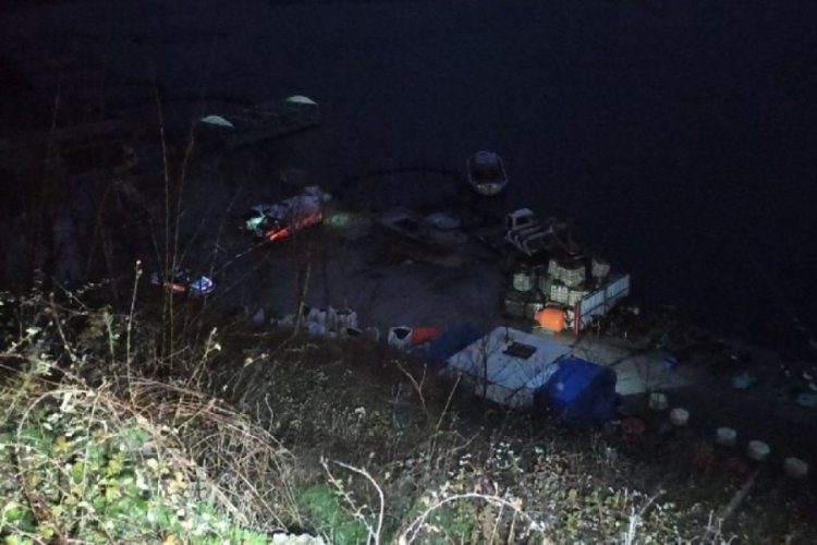 Baraj g&ouml;l&uuml;ne d&uuml;şen otomobildeki 4 kişiden 3'&uuml; &ouml;ld&uuml;