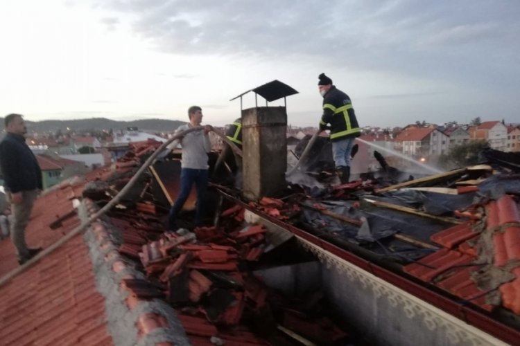 Uşak'ta korkutan &ccedil;atı yangını