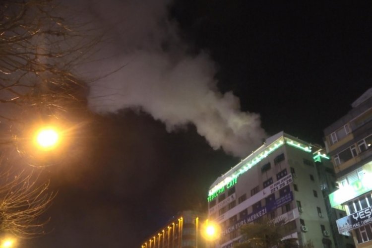 Bursa'da, 10 katlı iş hanının havalandırmasında &ccedil;ıkan yangın korkuttu