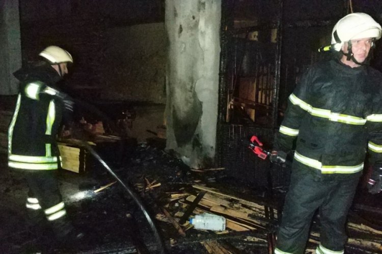 Samsun'da bir keresteci d&uuml;kkanında yangın &ccedil;ıktı.