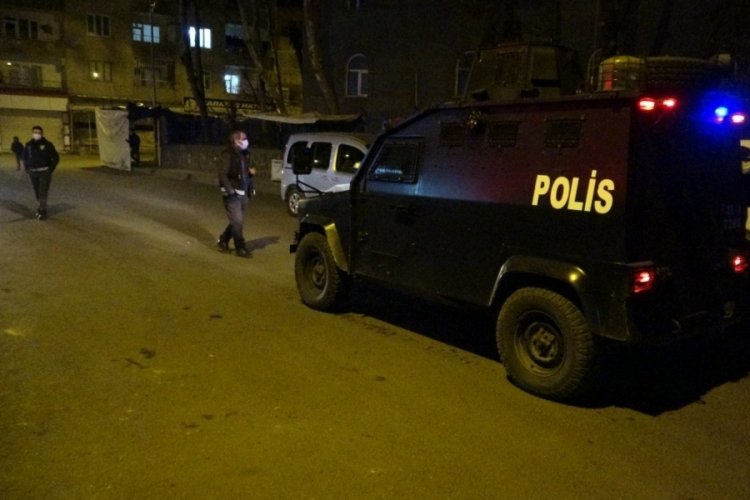 Kısıtlama saatinde marketi bı&ccedil;akla bastılar
