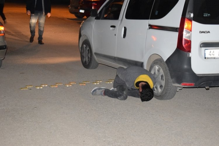 Polisin 'dur' ihtarına uymayan s&uuml;r&uuml;c&uuml; otomobili bırakıp ka&ccedil;tı