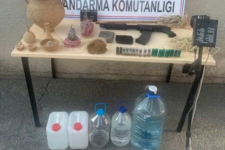 Sahte i&ccedil;ki operasyonuna giden ekipler, tarihi eser ele ge&ccedil;irdi