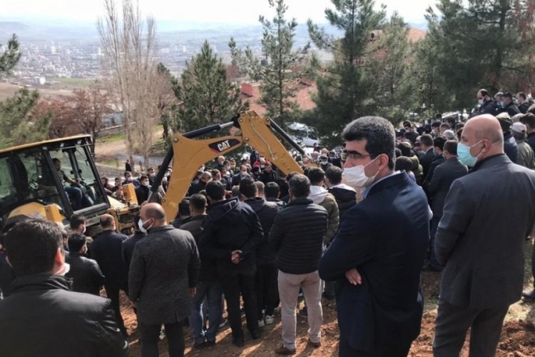 'Ge&ccedil;im sıkıntısı nedeniyle intihar ettikleri' iddia edilen gen&ccedil; anne-baba, yan yana defnedildi