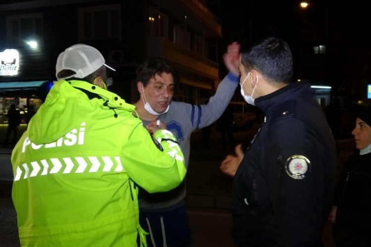 Bursa'da kısıtlamayı delen alkoll&uuml; s&uuml;r&uuml;c&uuml; kaza yaptı, polislerin &uuml;zerine y&uuml;r&uuml;d&uuml;