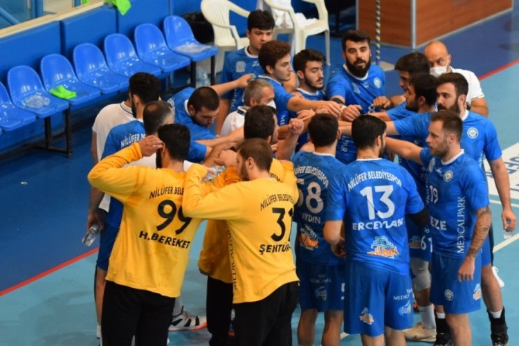 Bursa Nil&uuml;ferli hentbolcuların galibiyet sevinci