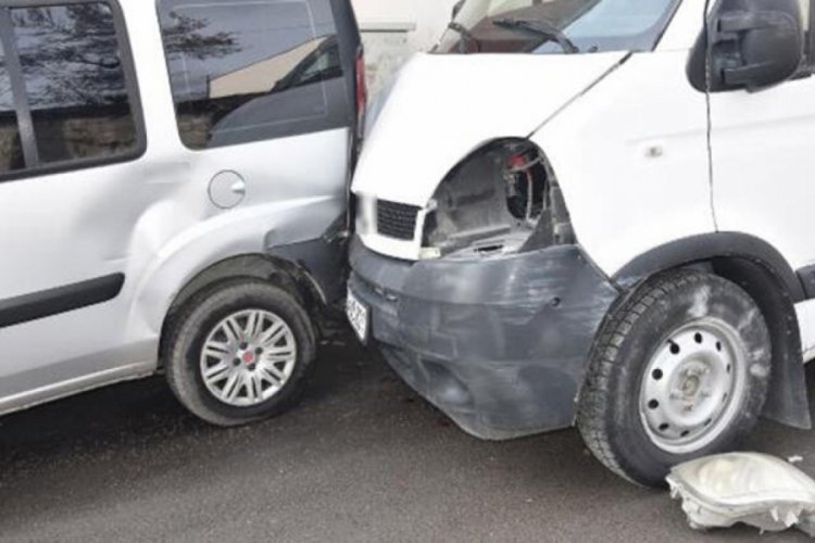 El freni &ccedil;ekilmeyince 2 ara&ccedil; ile trafik levhasına &ccedil;arptı