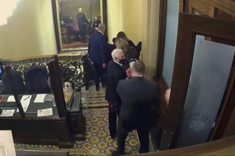 Kongre baskınındaki inanılmaz anlar kamerada