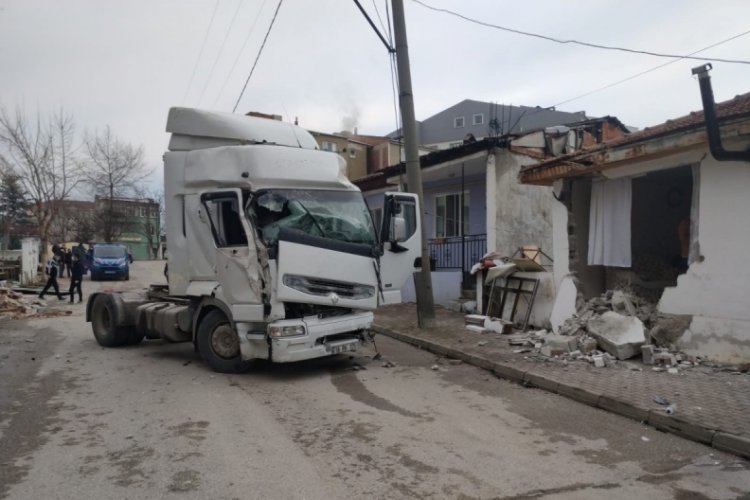 Bursa'da yoldan &ccedil;ıkan TIR eve girdi