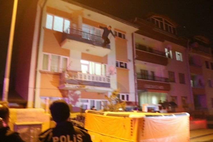 Psikolojik sorunları olan kişi, balkondan b&ouml;yle atladı!