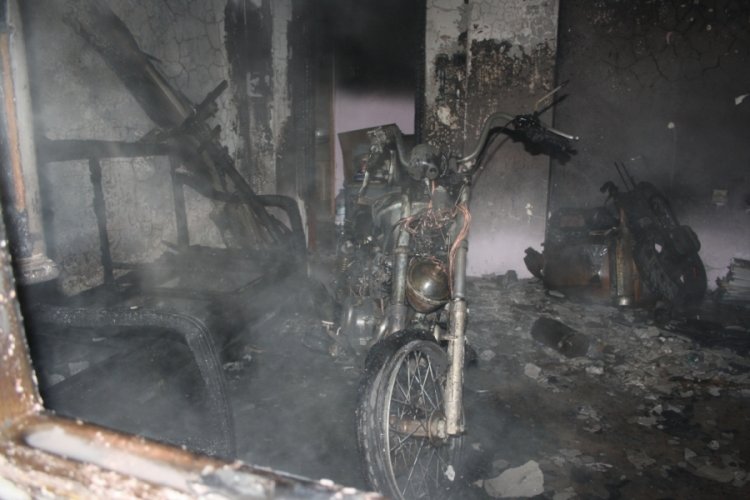 Tamir ettiği motosiklet, tamirhaneyi yaktı