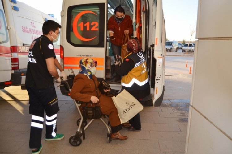Kadın iş&ccedil;ileri taşıyan ara&ccedil; kaza yaptı