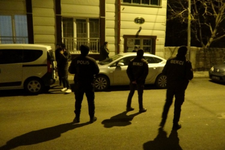 Kapıyı a&ccedil;amayınca hırsızdan ş&uuml;phelendi