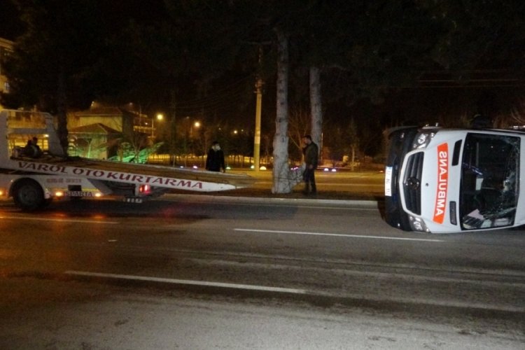 Isparta'da otomobil ve ambulans kaza yaptı