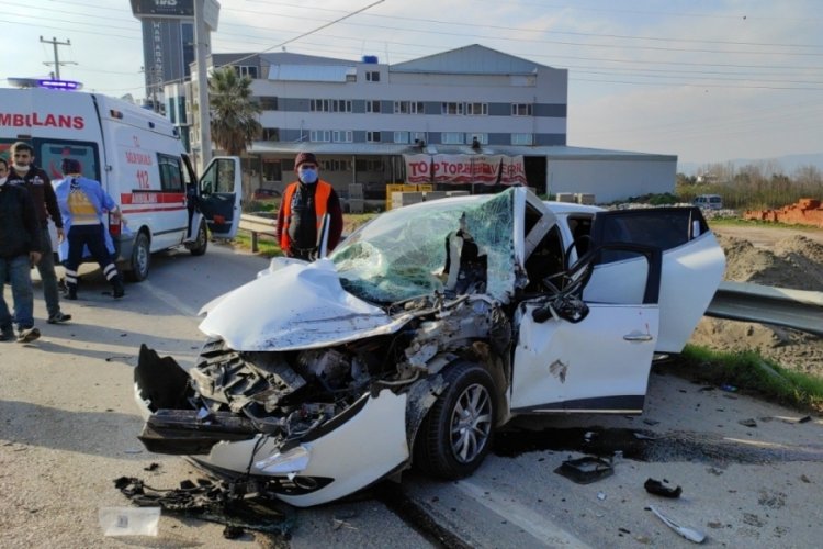 Bursa'da hurdaya d&ouml;nen otomobilden sağ &ccedil;ıktılar
