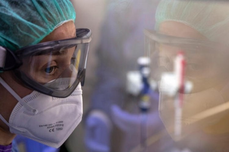Korona diz &ccedil;&ouml;kt&uuml;r&uuml;yor! 2 milyon 400 bini aştı