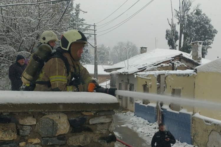 Bursa'da korkutan yangın! Metruk bina alevlere teslim oldu
