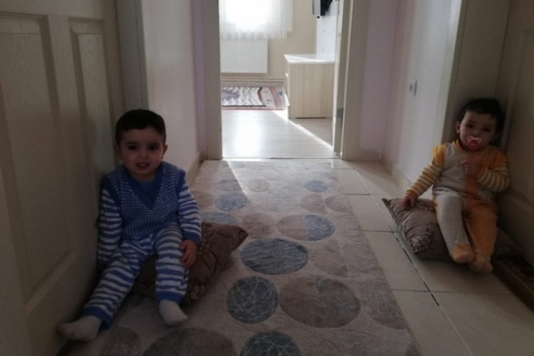 Minik ikizlerin kapı a&ccedil;ma numarası şoke etti