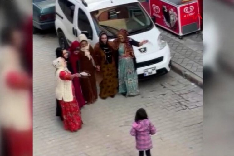 Maskeyi mendil yapıp halay &ccedil;ektiler