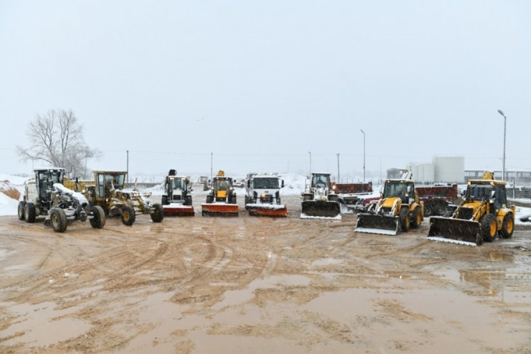 Bursa'da ekipler &ccedil;alıştı, kar zahmet değil rahmet oldu