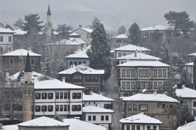 3 bin yıllık Safrabolu'nun tarihi konakları beyaz &ouml;rt&uuml;yle kaplandı