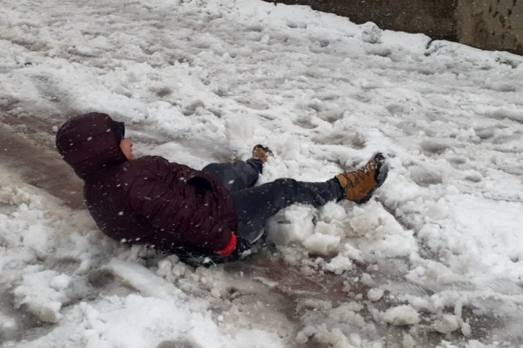 Kar yağınca kısıtlamayı unutan vatandaşlar, karın keyfini &ccedil;ıkardı