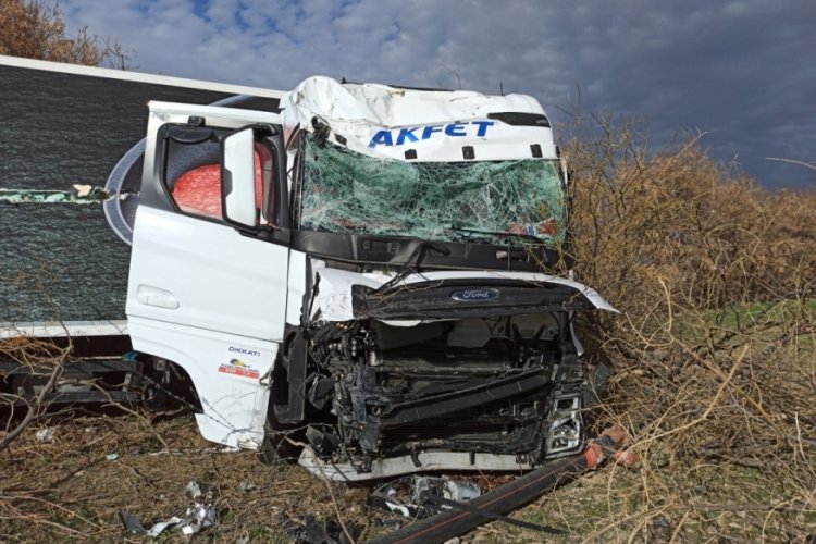 Aksaray'da tır şarampole d&uuml;şt&uuml;