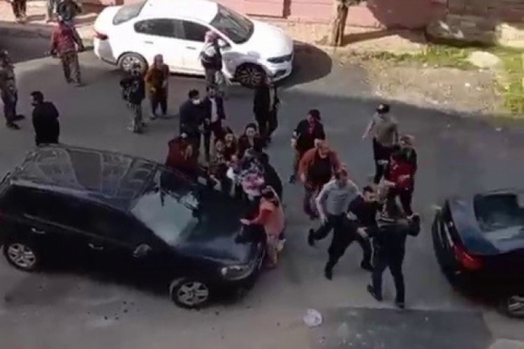 Komşu iki aile birbirine girdi, ortalık savaş alanına d&ouml;nd&uuml;