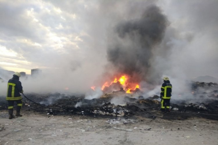 Fabrika &ccedil;&ouml;pl&uuml;ğ&uuml;nde &ccedil;ıkan yangın ekipleri harekete ge&ccedil;irdi