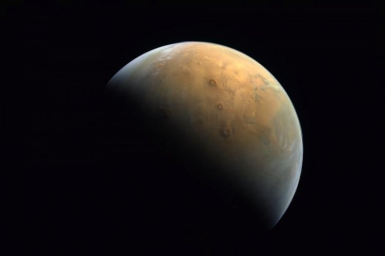 BAE'ye ait Umut sondası, &ccedil;ektiği ilk Mars fotoğrafını D&uuml;nya'ya yolladı