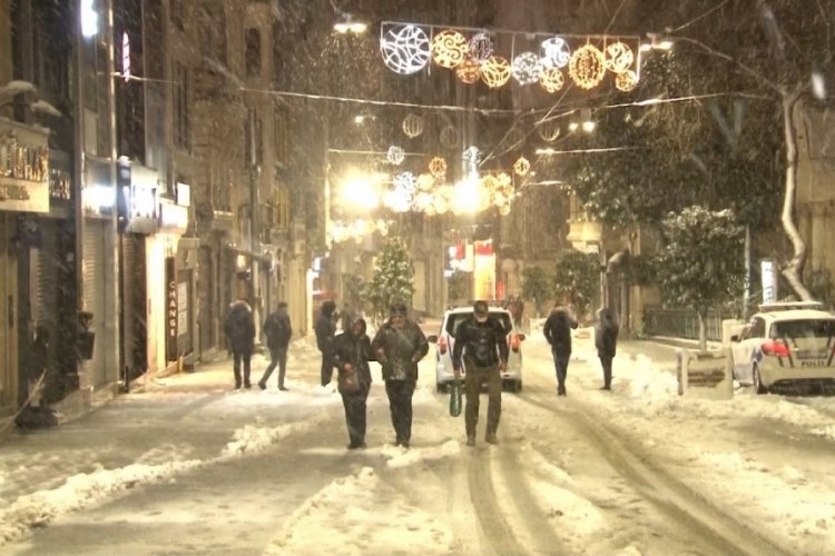 İstanbul kar yağışı ile birlikte beyaza b&uuml;r&uuml;nd&uuml;