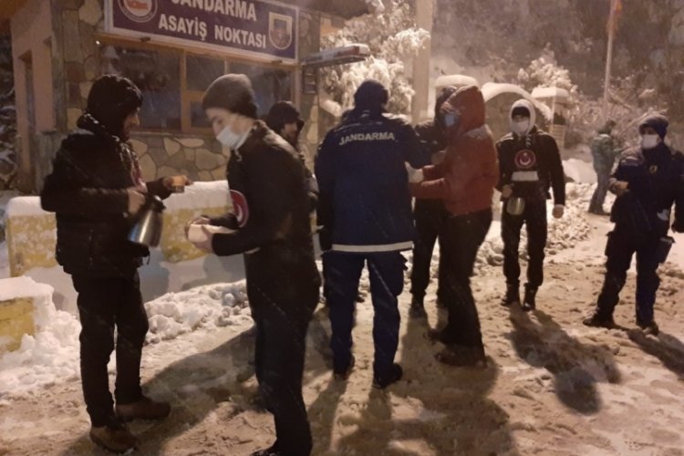 Bursasporlu taraftarlardan jandarma personele &ccedil;ay ve sucuk ekmek ikramı