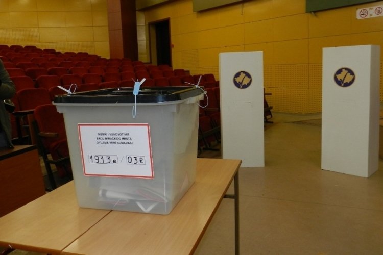 Kosova'da sandık &ccedil;ıkış anketlerine g&ouml;re Vetevendosje se&ccedil;imi &ouml;nde g&ouml;t&uuml;r&uuml;yor